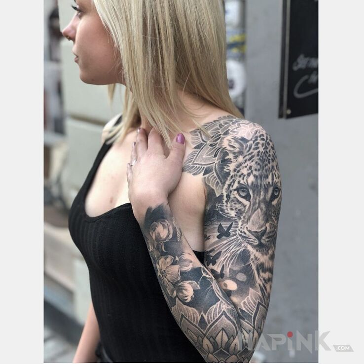 Tattoo Gepardoo in animals motif and realistic style on the upper arm