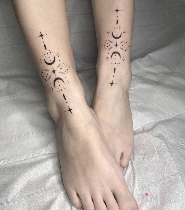 Tattoo Półksięzyce in ornaments motif and minimalistic style on the leg