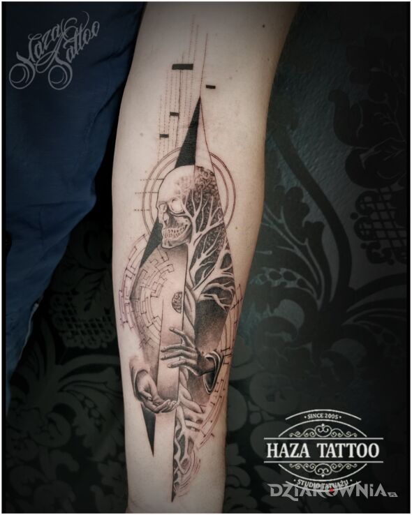 Tatuaż abstrakcja w motywie czaszki i stylu abstrakcyjne na przedramieniu