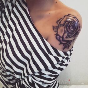 Tattoo Rose on the upper arm motif: flowers