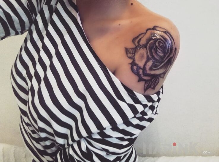 Tattoo Róża in flowers motif on the upper arm