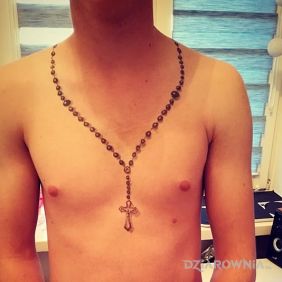 Tatuaż Różaniec na klatce motyw: religijne