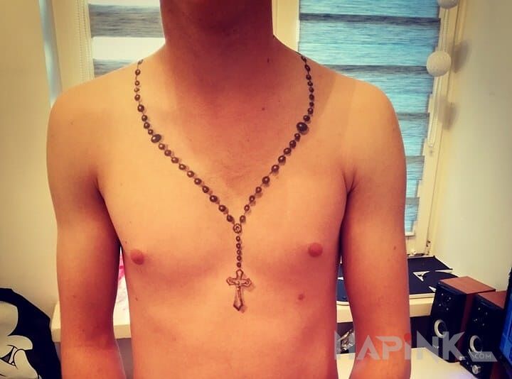 Tattoo Różaniec in religious motif on the chest