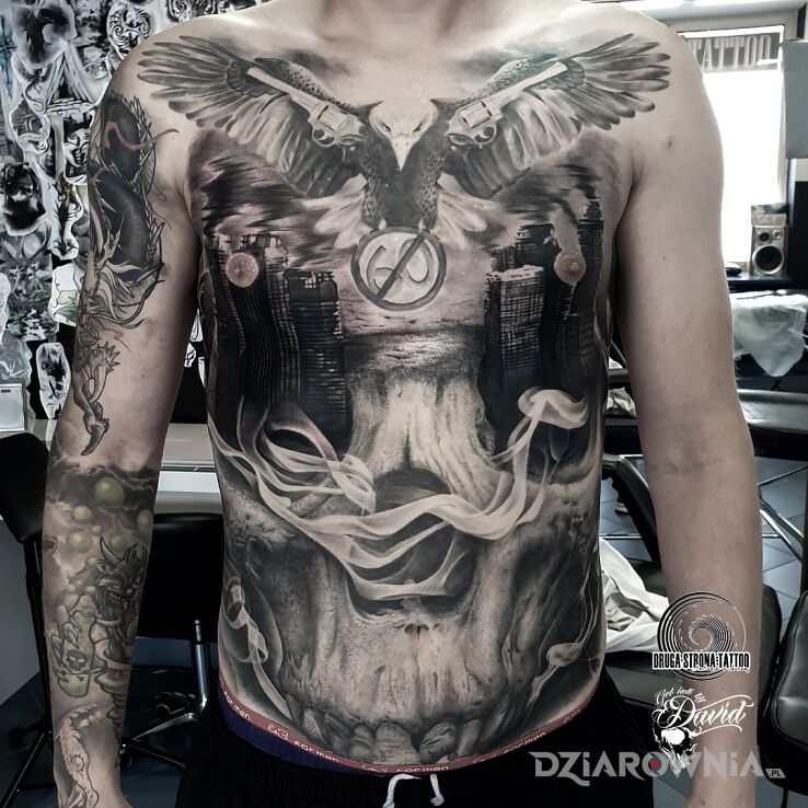 Tatuaż czaszka i płonące miasto w motywie czarno-szare i stylu realistyczne na brzuchu