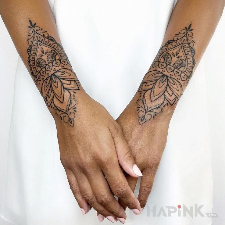 Tattoo Wzorki na przedzie przedramienai in black and gray motif and contour / linework style on the forearm