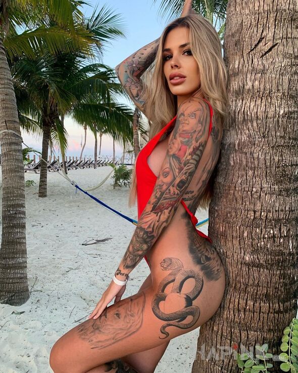 Tattoo Blondie pod palma in animals motif and realistic style on the upper arm