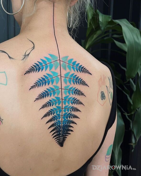 Tatuaż błekitno-niebieski liść paproci w motywie kolorowe i stylu graficzne / ilustracyjne na karku