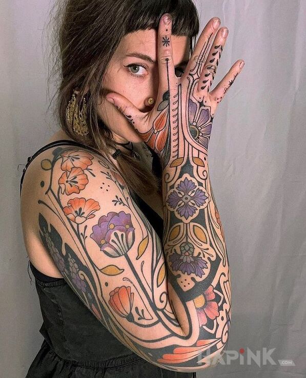 Tattoo Kwiaty ale z oryginalnym pomysłem in flowers motif and neo-traditional style On the arm