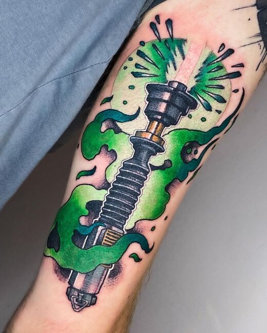 neotradycyjny tatuaż zielony miecz świetlny