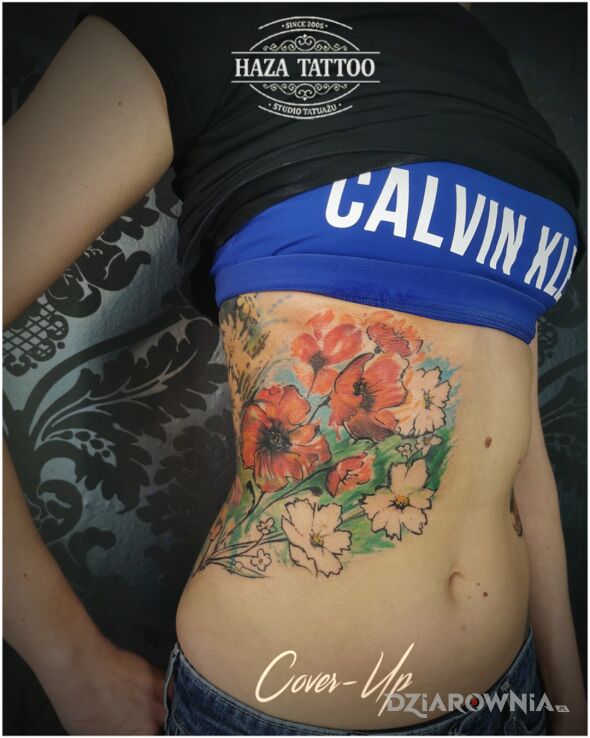 Tatuaż kwiaty w motywie florystyczne i stylu abstrakcyjne na żebrach