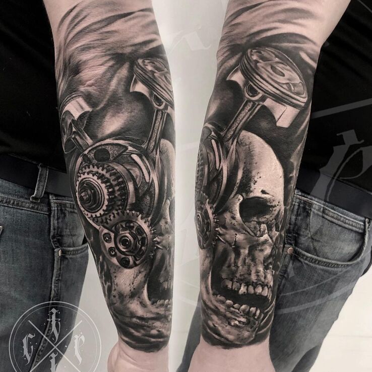 Tatuaż abstrakcja motoryzacyjna w motywie czarno-szare i stylu realistyczne na przedramieniu