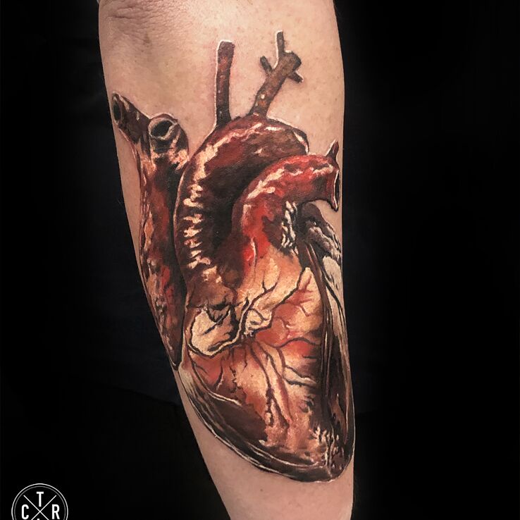Tatuaż serce w motywie anatomiczne i stylu realistyczne na przedramieniu