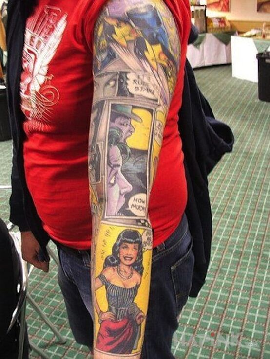 Tattoo Komiks in sleeves motif on the upper arm