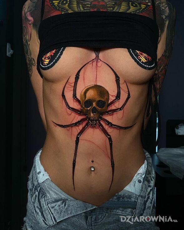 Tatuaż śmiercionośny pająk w motywie zwierzęta i stylu realistyczne pod piersiami (underboob)