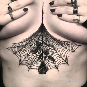 Tatuaż Róża w pajęczynie pod piersiami (underboob) motyw: kwiaty styl: graficzne / ilustracyjne