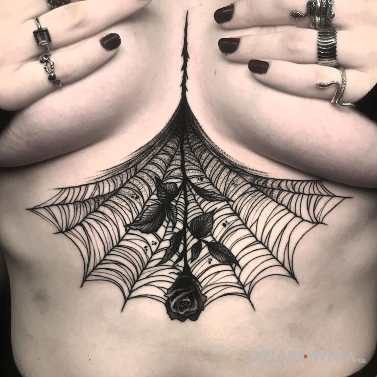 Tatuaż róża w pajęczynie w motywie czarno-szare i stylu graficzne / ilustracyjne na brzuchu