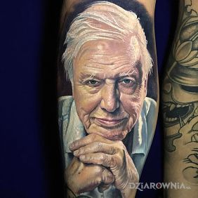 Tatuaż Sir David Attenborough na łydce motyw: postacie styl: realistyczne
