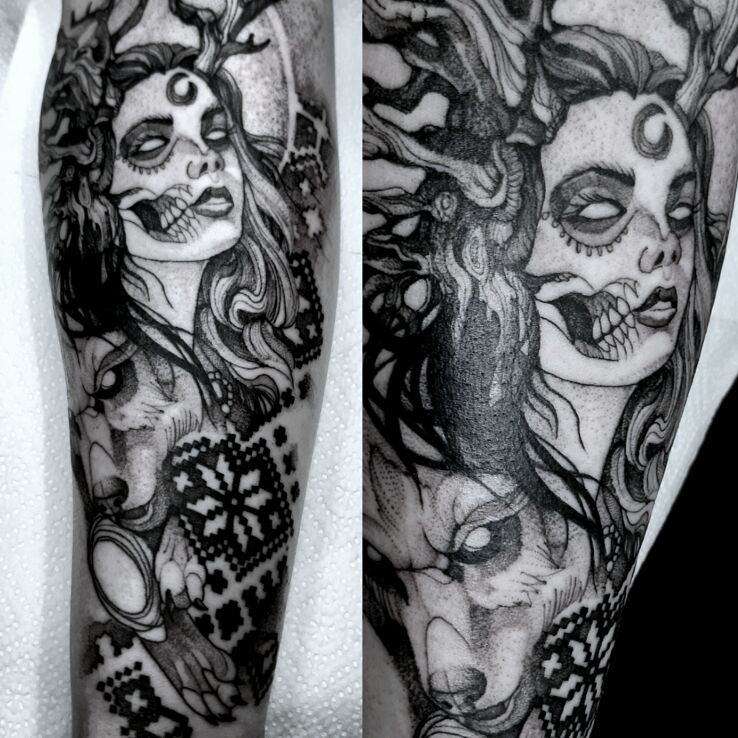 Tatuaż kobieta demon z wilkiem w motywie czarno-szare i stylu kontury / linework na ręce