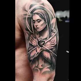 Tatuaż Maria na ramieniu motyw: czarno-szare styl: realistyczne