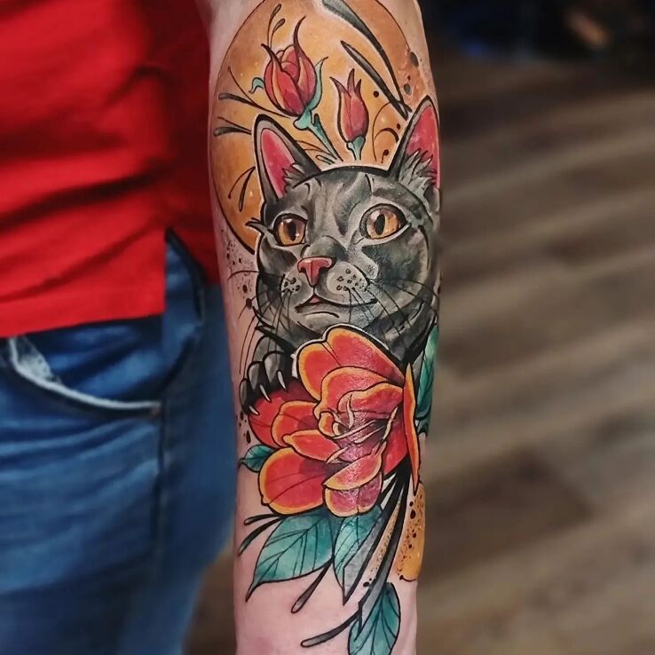 Tatuaż kot i pełnia księżyca w motywie kolorowe i stylu neotradycyjne na ręce