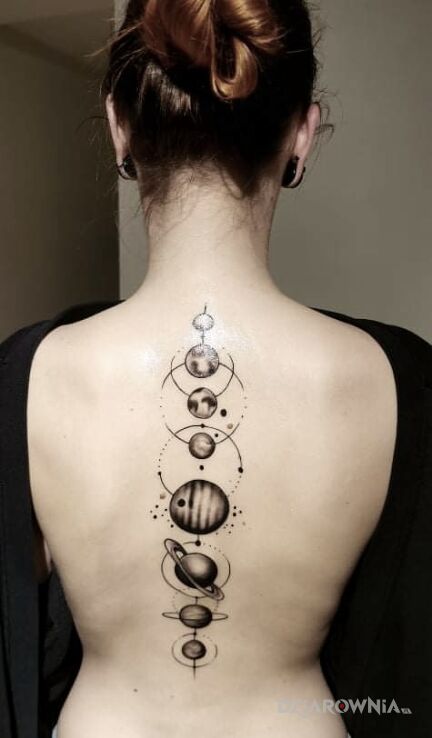 Tatuaż układ słoneczny w motywie kosmos i stylu geometryczne na plecach