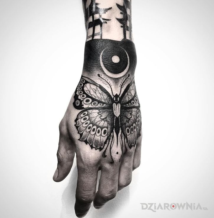 Tatuaż motyl w motywie motyle na dłoni