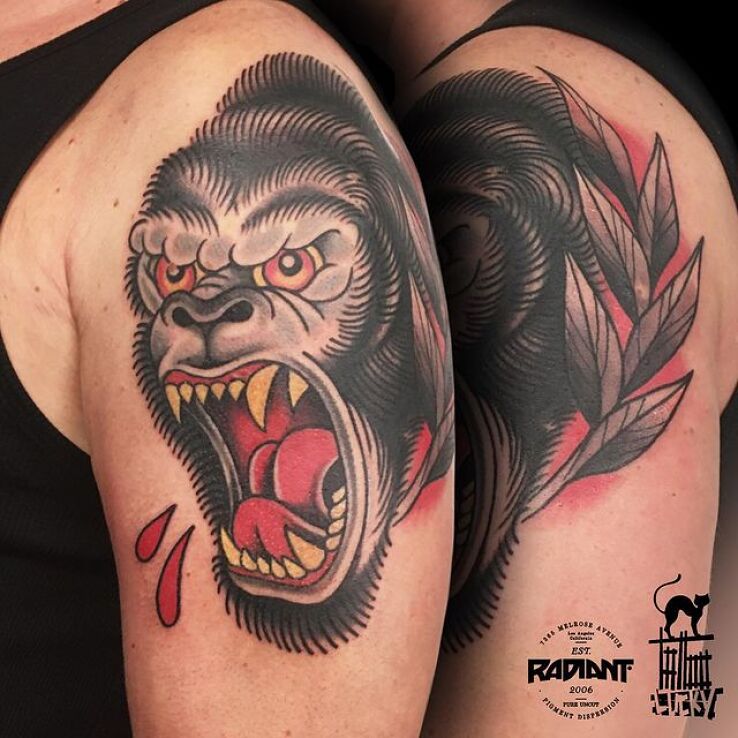 Tatuaż goryl z wieńcem w motywie zwierzęta i stylu oldschool na ręce