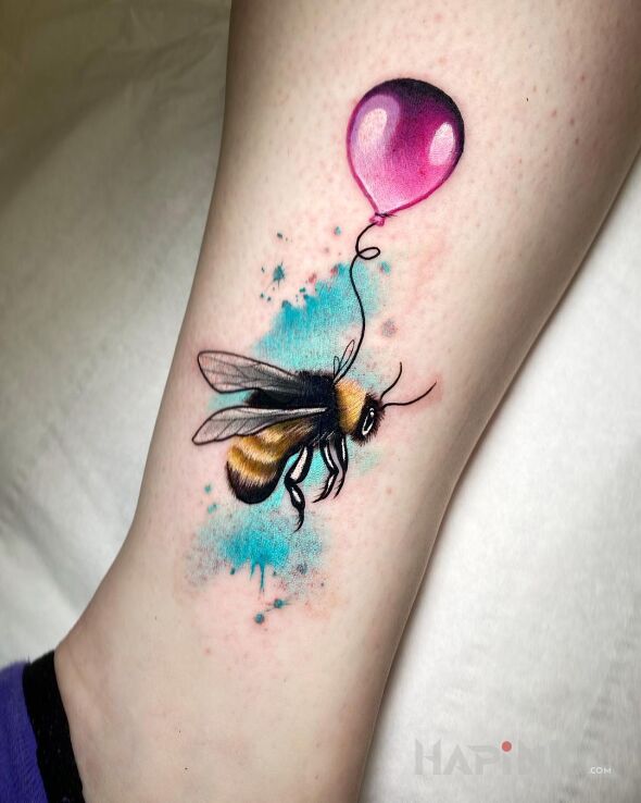 Tattoo Pszczoła na balonie in colorful motif and realistic style on the leg