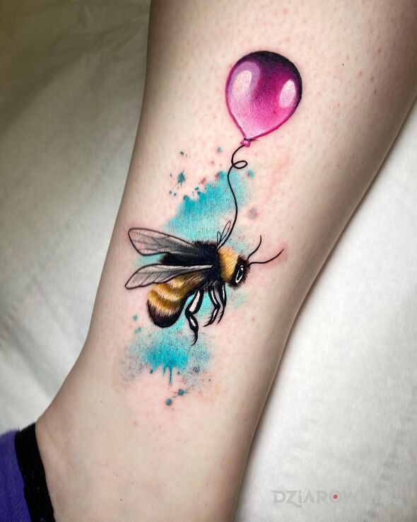 Tatuaż pszczoła na balonie w motywie owady i stylu realistyczne na nodze