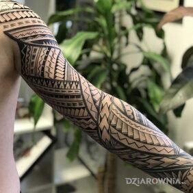 Tatuaż Tatuaż w stylu Polinezyjskim na ręce motyw: rękawy styl: polinezyjskie
