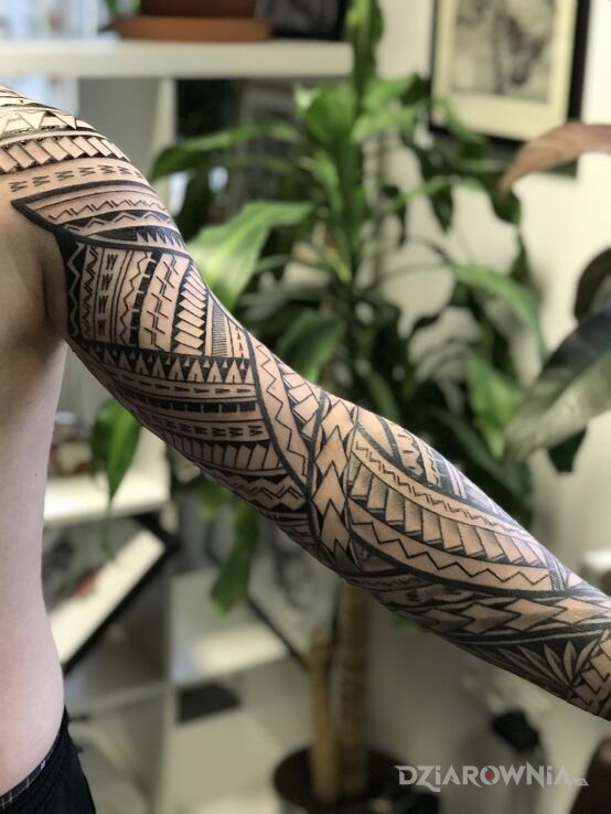 Tatuaż  w stylu polinezyjskim w motywie ornamenty i stylu polinezyjskie na barku