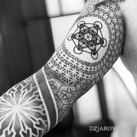 Tatuaż Tatuaż w stylu ornamentalnym na ręce motyw: mandale styl: dotwork