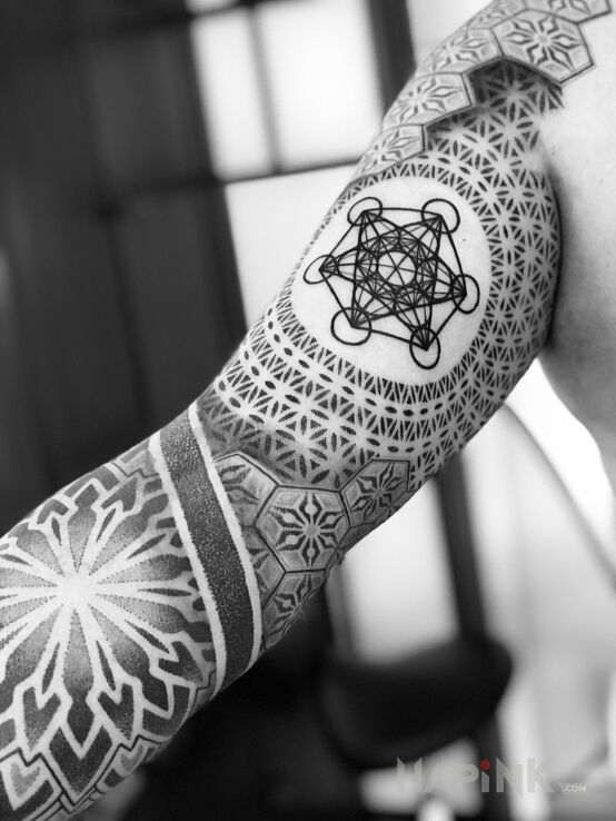 Tattoo Tatuaż w stylu ornamentalnym in mandalas motif and dotwork style on the bicep
