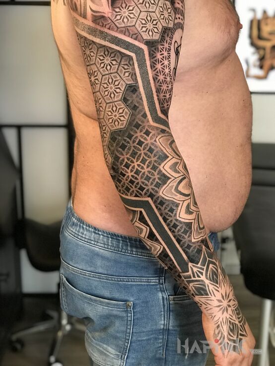 Tattoo Tatuaż w stylu Ornamentalnym in black and gray motif and dotwork style on the hand