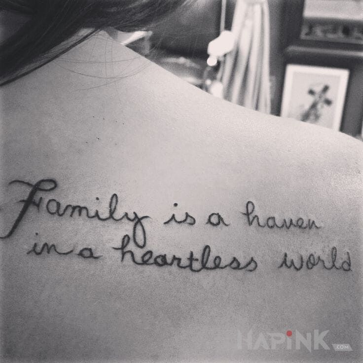 Tattoo O rodzinie in lettering motif on the shoulder blades