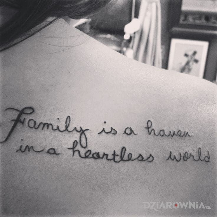 Tatuaż o rodzinie w motywie napisy na łopatkach