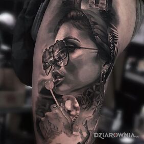 Tatuaż Cizia z lizakiem na nodze motyw: 3D styl: realistyczne