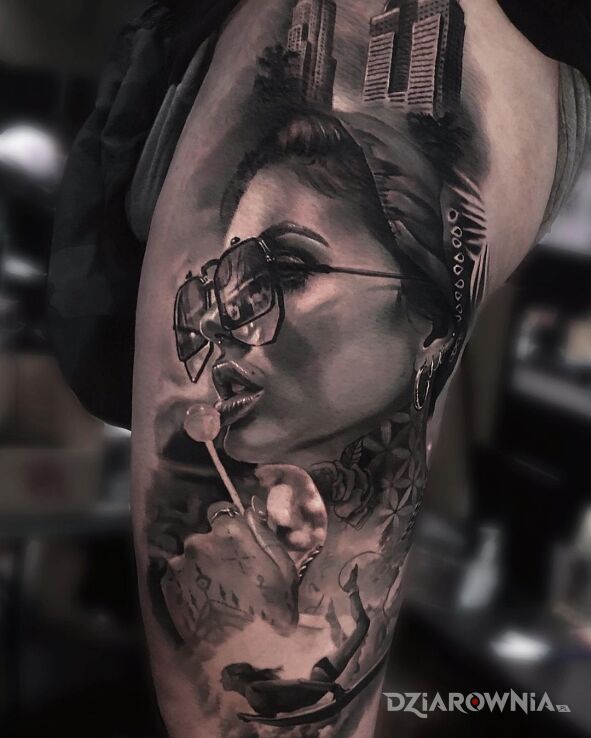 Tatuaż cizia z lizakiem w motywie czarno-szare i stylu realistyczne na udzie