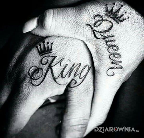 Tatuaż king x queen w motywie miłosne na dłoni