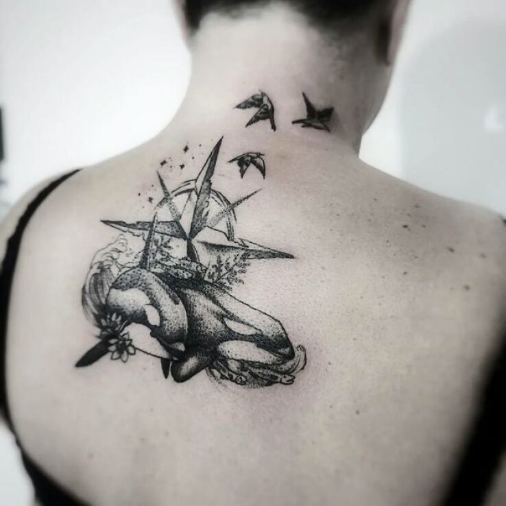 Tatuaż róża wiatrów i orki w motywie zwierzęta i stylu kontury / linework na plecach