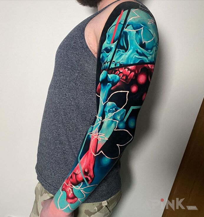 Tattoo Motyw przewodni - kości in colorful motif and realistic style on the upper arm