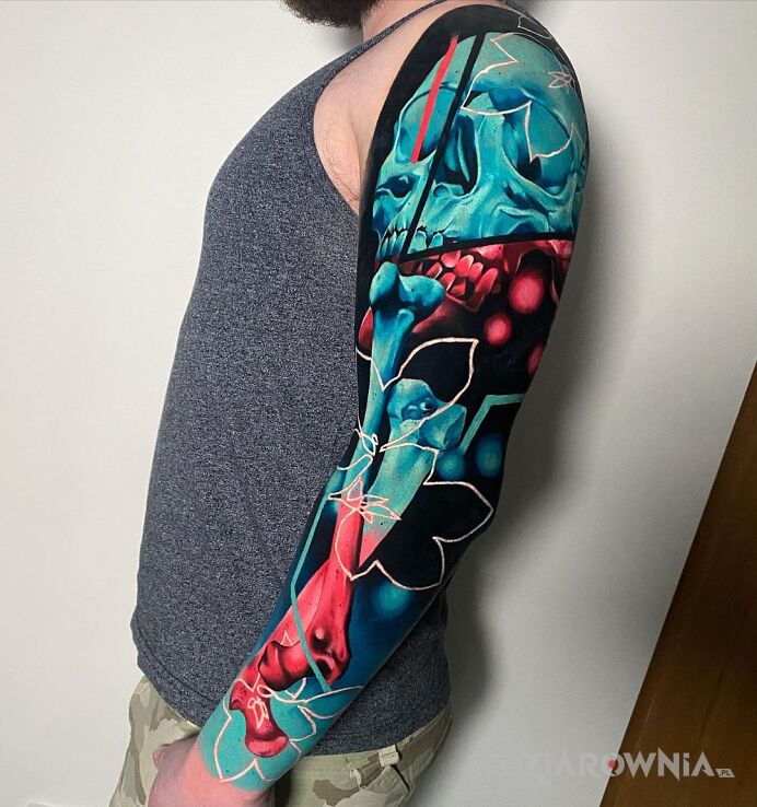 Tatuaż motyw przewodni - kości w motywie rękawy i stylu realistyczne na ramieniu