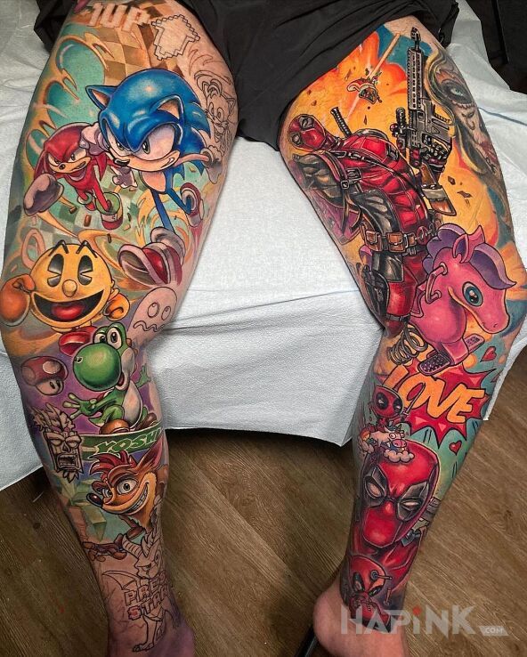Tattoo Przeróżne postacie in colorful motif and cartoon / comic book style on the thigh