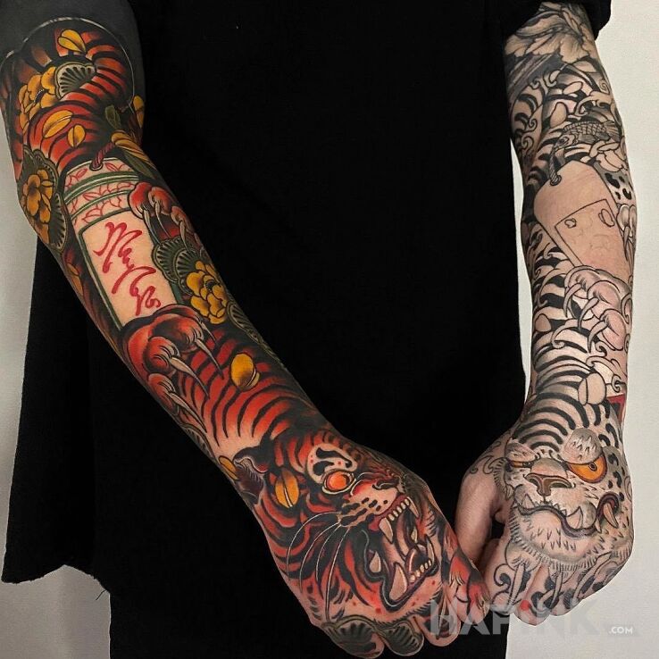 Tattoo Tygrysy w dwóch kolorach in animals motif and japanese / irezumi style on the upper arm