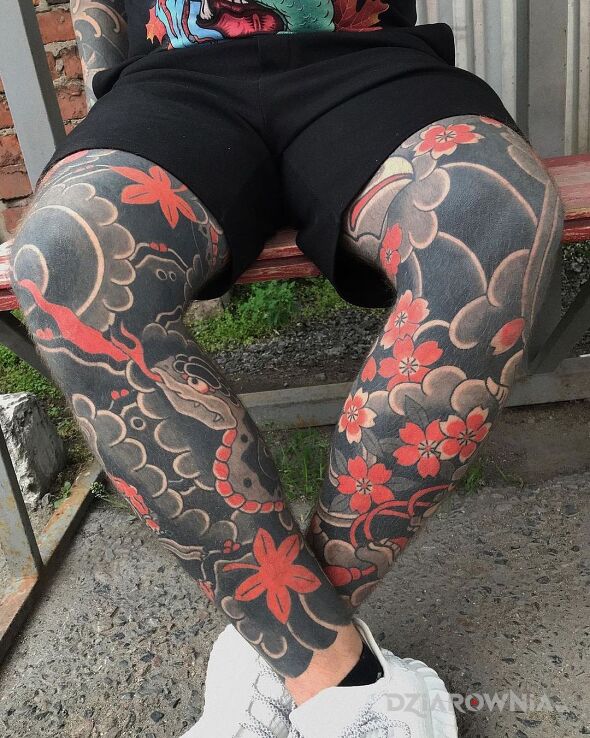 Tatuaż po japońsku czyli fajnie w motywie kwiaty i stylu japońskie / irezumi na piszczeli