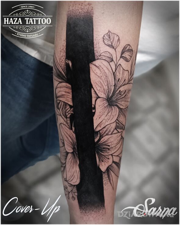 Tatuaż cover w motywie florystyczne i stylu realistyczne na przedramieniu
