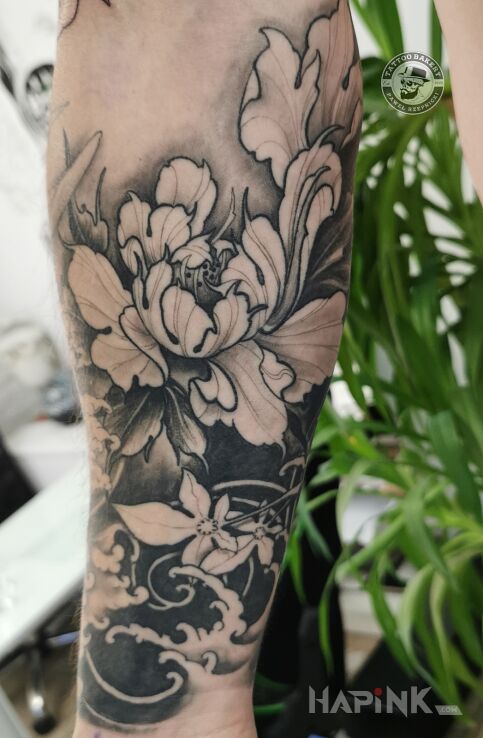 Tattoo Kwiat japan in flowers motif and japanese / irezumi style on the forearm