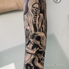 Tatuaż Czaszki na ręce motyw: czarno-szare styl: graficzne / ilustracyjne