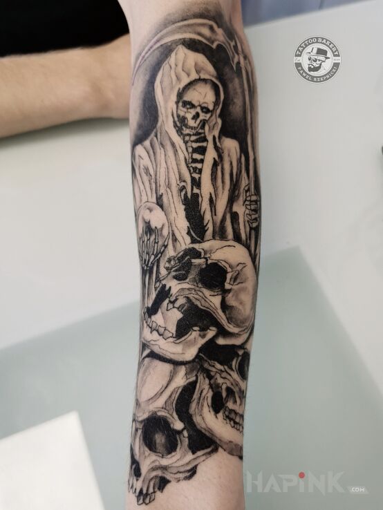 Tattoo Czaszki in black and gray motif and graphic / illustrative style On the arm