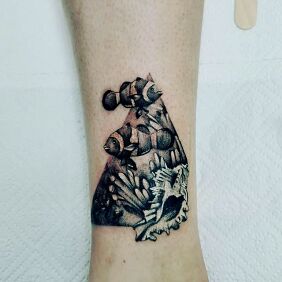 Tatuaż Rafa koralowa przy kostce motyw: czarno-szare styl: realistyczne